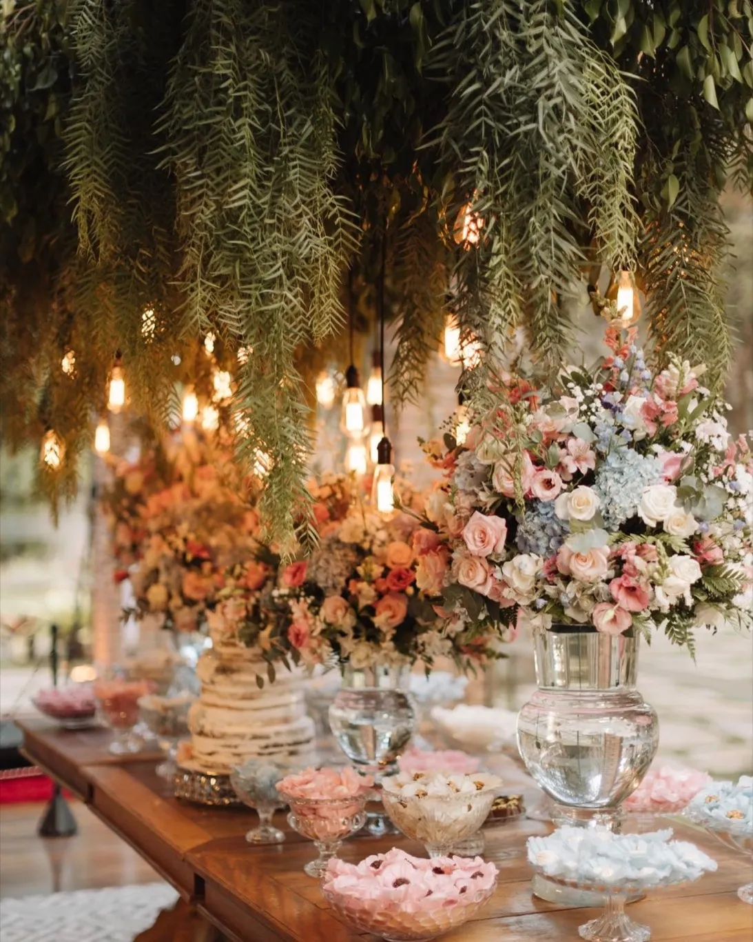 Decoração da cerimônia: altar, arco e caminho da noiva